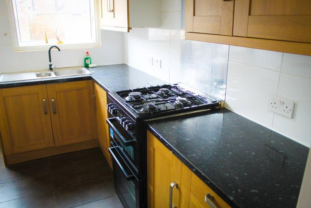 House In Colnbrook Near Windsor & Heathrow Villa Ngoại thất bức ảnh
